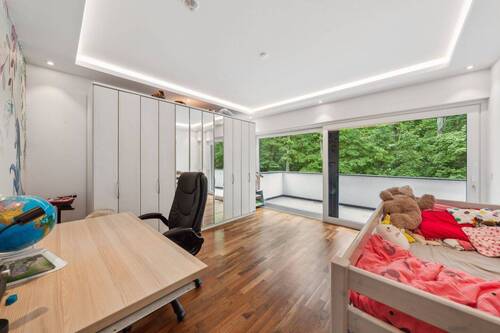 Das zweite Kinderzimmer verfügt ebenfalls über einen Zutritt zum Südbalkon. Alle Räume sind klimatisiert. - 