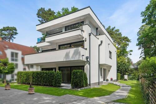 Die moderne Architektur des Hauses ermöglicht die effiziente Nutzung aller Ebenen. Südbalkone verwöhnen die Bewohner und Gäste - 