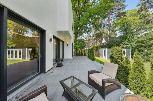 Die große Nordterrasse denkt bereits die heißesten Tage des Jahres mit und präsentiert sich angenehm temperiert - 