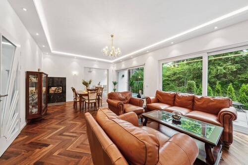 Stilvoller Wohnbereich mit amerikanischem Nussbaum-Parkett in Fischgrät Ausführung und Sichtkamin - 1 Zimmer Einfamilienhaus in Berlin