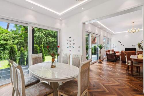 Blick vom Essbereich zum Wohnzimmer mit Zugang zur Terrasse und dem Garten - Einfamilienhaus mit 532,00 m&sup2; in Berlin zum Kaufen