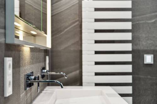 Hochwertiges Bad-Design mit Corian Waschtischen, Keuco Unterputz-Accessoires und Sanitärobjekten von Villeroy & Boch - 