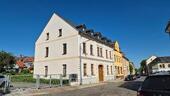 Haus.jpg - Frisch renovierte, helle 2-Raum-Wohnung mit großem Gartenanteil & Stellplatz im ruhigen Mehrfamilienhaus