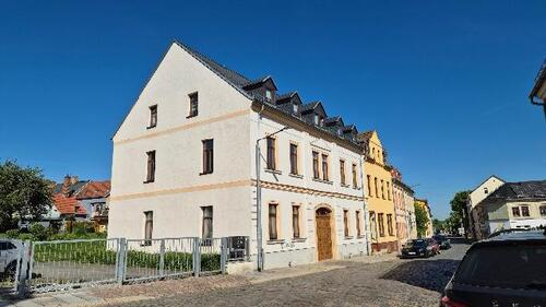 Haus.jpg - Frisch renovierte, helle 2-Raum-Wohnung mit großem Gartenanteil & Stellplatz im ruhigen Mehrfamilienhaus