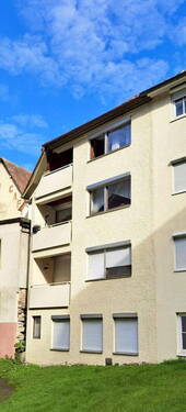 Rückansicht - sonnige Balkone - Investitionschance: Zentrales Mehrfamilienhaus mit vielseitiger Gewerbefläche