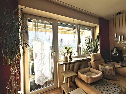 Wohnzimmer mit Zugang zur Loggia - 3 Zimmer Etagenwohnung in Kirchheim bei München