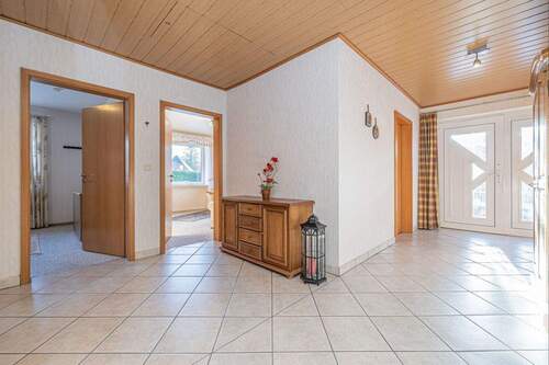 Hausflur mit Zugang zu den Schlafräumen - Bungalow mit 114,20 m&sup2; in Alt Duvenstedt zum Kaufen