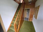 Hausflur mit Treppenaufgang - 