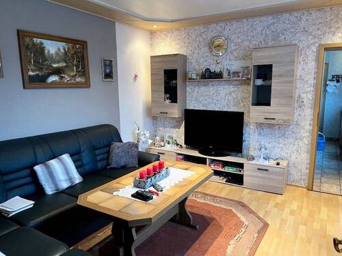 Wohnzimmer mit Durchgang zur Küche - 