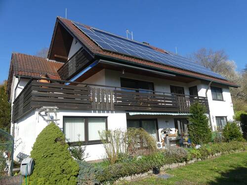 Bild 1 - Mit Weitblick! Schönes Zweifamilienhaus inkl. Sauna und Doppelgarage! In Buchschwabach OT Roßtal!