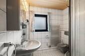 Badezimmer mit Fenster - 