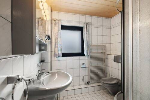 Badezimmer mit Fenster - 