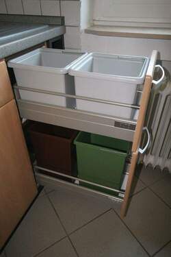 Küche mit Mülltrennungssystem - 