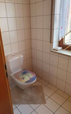 komplett gefliesst, sauber und ordentlich - 