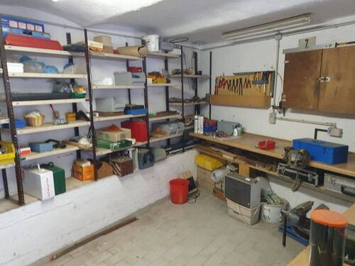 großzügige Nebenräume zum Werkeln beispielsweise - 