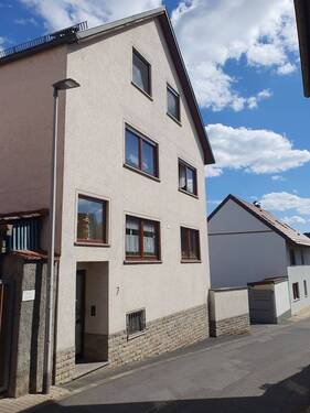 Stirnseite von der Straße aus mit Haupteingang - Mehrfamilienhaus, Wohnhaus mit 179,00 m&sup2; in Leinach zum Kaufen