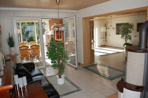 EFH: EG WoZi. Blick zum Garten und zum Wohnzimmerb - 