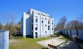 Hausansicht und Spielplatz - Einfamilienhaus mit 590,20 m&sup2; in Berlin zum Kaufen