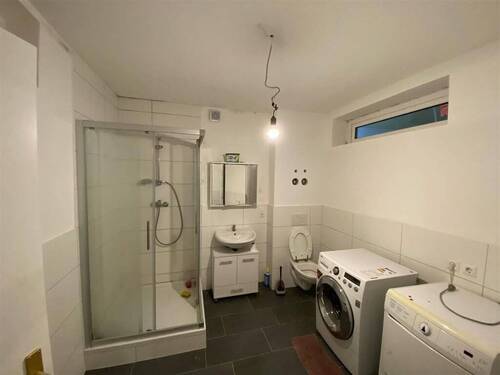 Badezimmer mit Waschmaschinenanschluss - 