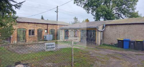 Hof - 1 Zimmer Mehrfamilienhaus, Wohnhaus in Zechin