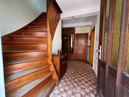 Eingang mit Treppenhaus - 