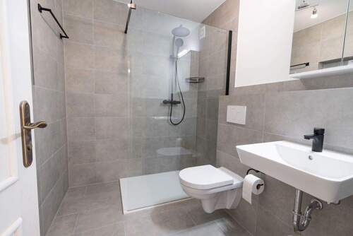 Badezimmer - Sonniger Balkon & Blick auf den Tüllinger - Neuwertige 2,5-Zi.-Wohnung in ruhiger Lage von Lörrach