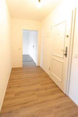 Flur mit Blick zum Schlafzimme - 2 Zimmer Etagenwohnung zum Kaufen in Lörrach