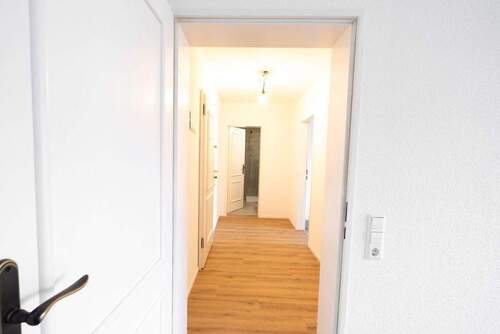 Blick vom Schlazimmer in Flur - 2 Zimmer Etagenwohnung in Lörrach