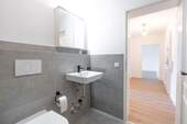 Badezimmer mit Blick zum Flur - 