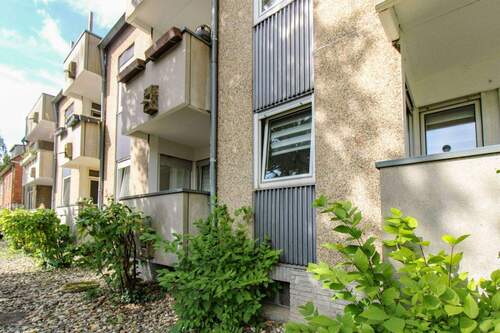 Hausansicht - 3 Zimmer Mehrfamilienhaus, Wohnhaus zum Kaufen in Düsseldorf