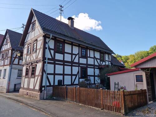 Straßenansicht mit Nebengebäude - 5 Zimmer Einfamilienhaus zum Kaufen in Wanfried / Völkershausen
