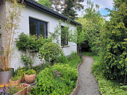 Weg zum hinteren Garten - Einfamilienhaus mit 105,00 m&sup2; in Deutsch Evern zum Kaufen
