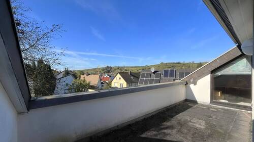 Dachterrasse mit herrlichem Blick in Richtung der Weinreben - 