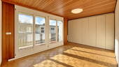 Schlafzimmer mit Einbauschrank und Zugang zum Südbalkon - 