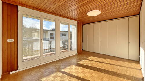 Schlafzimmer mit Einbauschrank und Zugang zum Südbalkon - 