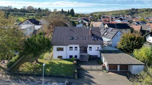 Ansicht auf die Vorderseite des Wohnhauses mit Doppelgarage - 