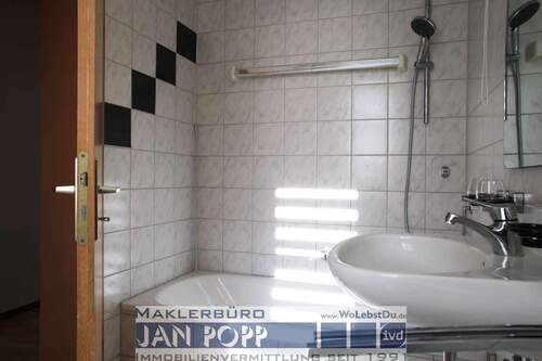 Tageslichtbad mit Wanne - 2 Zimmer Etagenwohnung in Greiz