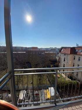 Balkonblick - Schöne 3 Rauswohnung im Osten - 1.255,00&nbsp;EUR Kaltmiete, ca.&nbsp; 108,00&nbsp;m&sup2;&nbsp;Wohnfl&auml;che