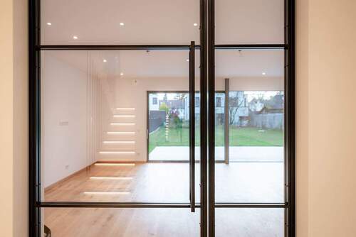 Blick_von_der_Diele_in_den_Wohnraum - 