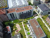 Gebäude - Neuwertige, sonnendurchflutete 3-Zimmer-Wohnung mit Balkon & EBK