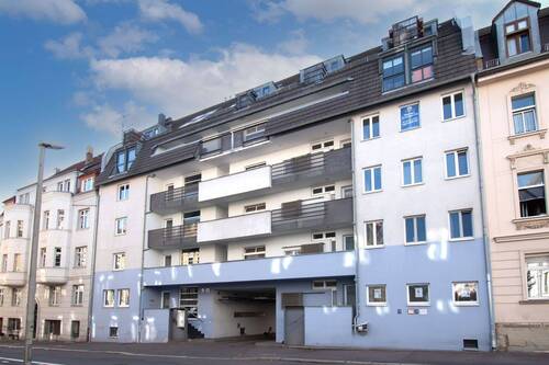 Gebäudeansicht - KOMPAKT & VIELSEITIG Bezugsfreie 1,5-Raum-Wohnung mit Balkon, Tageslichtbad und PKW-Stellplatz