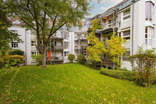 Blick vom Garten auf das gepflegte Wohnareal - 