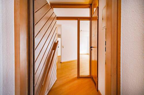 Eingang mit Windfang und Gäste-WC - 2 Zimmer Etagenwohnung zum Kaufen in Freiburg im Breisgau