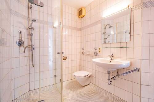 ...Bad mit bodengleicher Dusche... - 