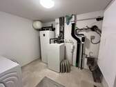 Hausanschlussraum mit Waschmaschine und Trockner - 
