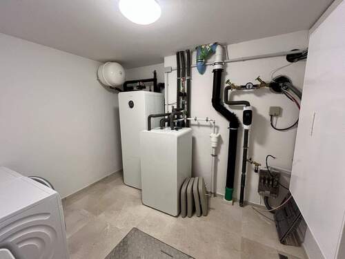 Hausanschlussraum mit Waschmaschine und Trockner - 