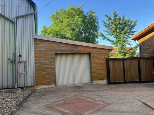 Garage und Garteneingang - Einfamilienhaus mit 198,00 m&sup2; in Ilmtal-Weinstraße zum Kaufen