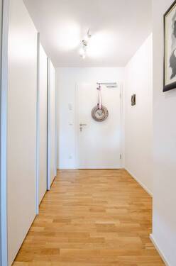 Wohnungseingang und Flur - 3 Zimmer Etagenwohnung zum Kaufen in Markt Schwaben
