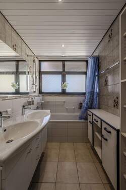 Tageslichtbad mit Badewanne und Doppelwaschbecken - 
