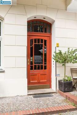 Hauseingangstür - Etagenwohnung mit 97,90 m&sup2; in Berlin zum Kaufen